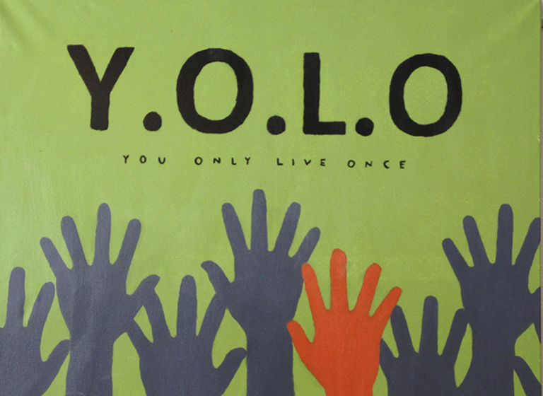 Grøn baggrund med teksten "Y.O.L.O" i store sorte bogstaver øverst. Under står "YOU ONLY LIVE ONCE" i mindre sorte bogstaver. Nederst er der flere hænder i mørkegrå og en hånd i lys orange.