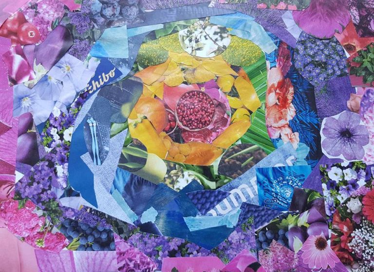 En farverig collage lavet af forskellige udklippede papirdele. Collagen har et centralt cirkulært mønster med lag, der stråler udad. Det inderste lag indeholder billeder af frugter som granatæbler og appelsiner, omgivet af lag af blomster og andre naturlige elementer i levende farver, herunder gul, grøn, blå, lilla og pink.